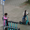 Telefonieren und Roller fahren.